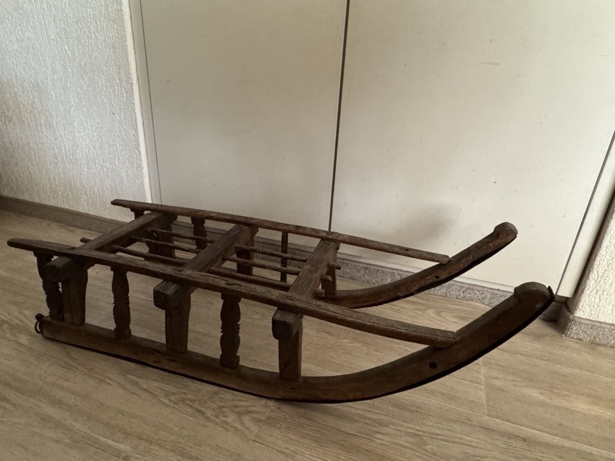 Luge: Antiker Holzschlitten – D'occasion à Hombrechtikon par Froeschli9