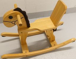 Robustes Holzschaukelpferd für Kinder