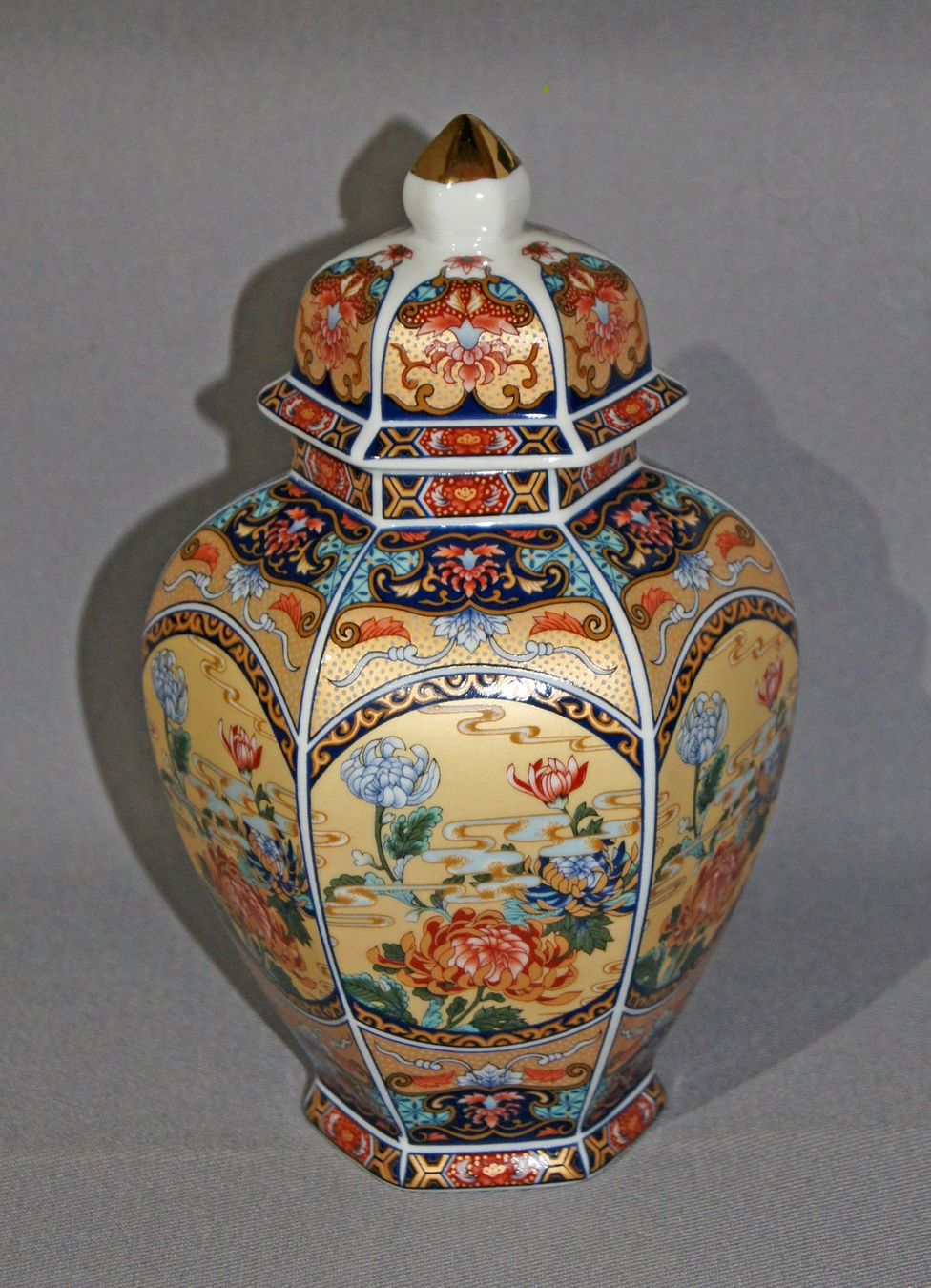 Tutte le decorazioni: Bezaubernde Asiatische Deckelvase – Usato da Geroldswil venduto da ARTEFACTO