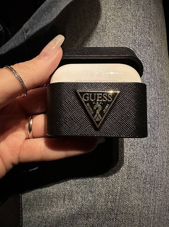 Cover & Protezioni schermo: Guess AirPods custodia rigida  – Usato da Mendrisio venduto da esthetic111 4