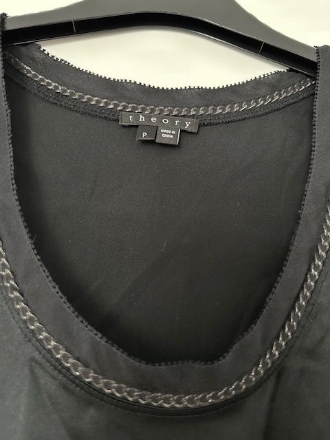 Top: Theory silk top – Nuovo (secondo la descrizione) da Dallenwil venduto da ZD2019 2