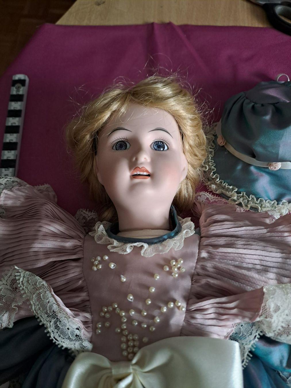 Puppen: Puppe mit grossem Hut – Gebraucht aus Aadorf von Stampeders 2