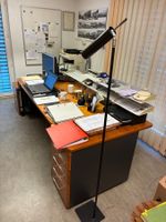 Grosser Bürotisch