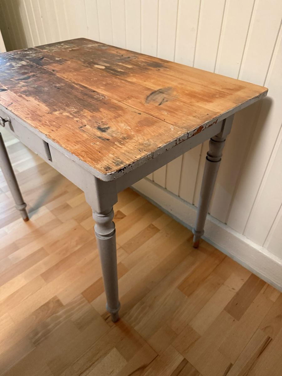 Scrivanie: Alter Holztisch mit Schublade, Restaurationsobjekt – Usato da Bern venduto da Moowee 2