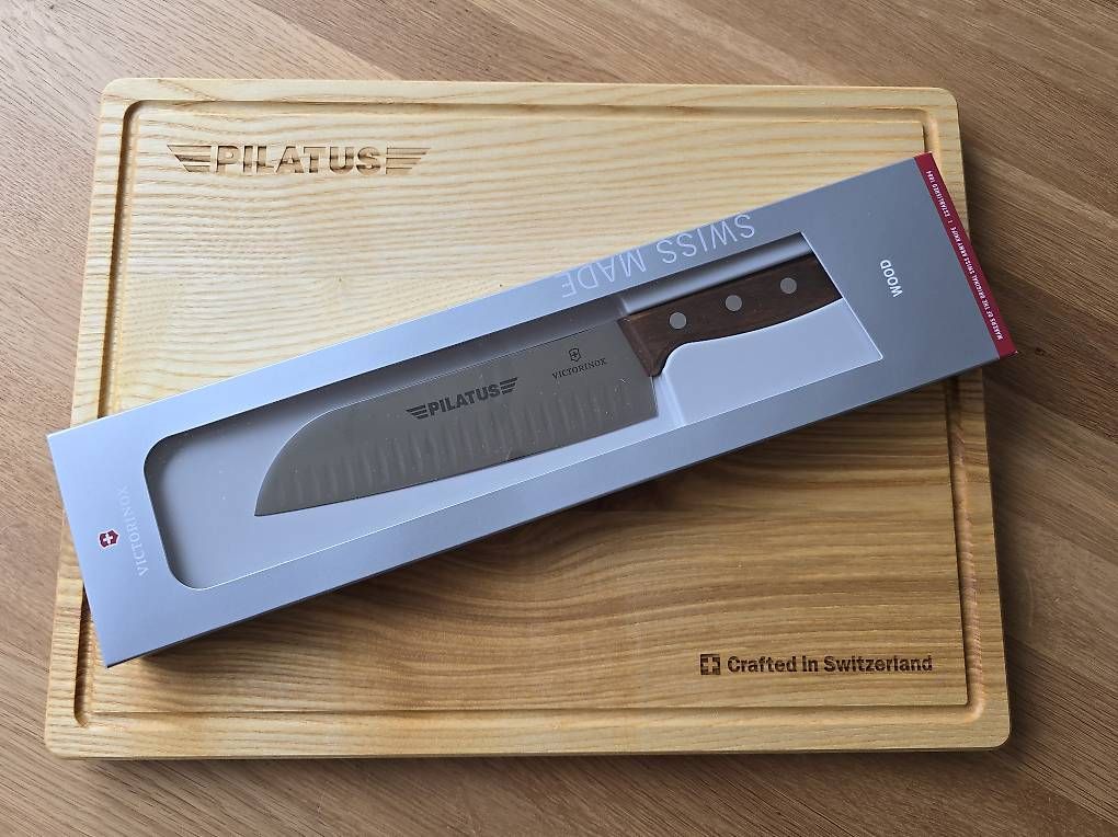 Victorinox Coltelli tascabile: Victorinox Santoku mit Schneidbrett – Nuovo e nell'imballaggio originale da Cham venduto da JonnySZ