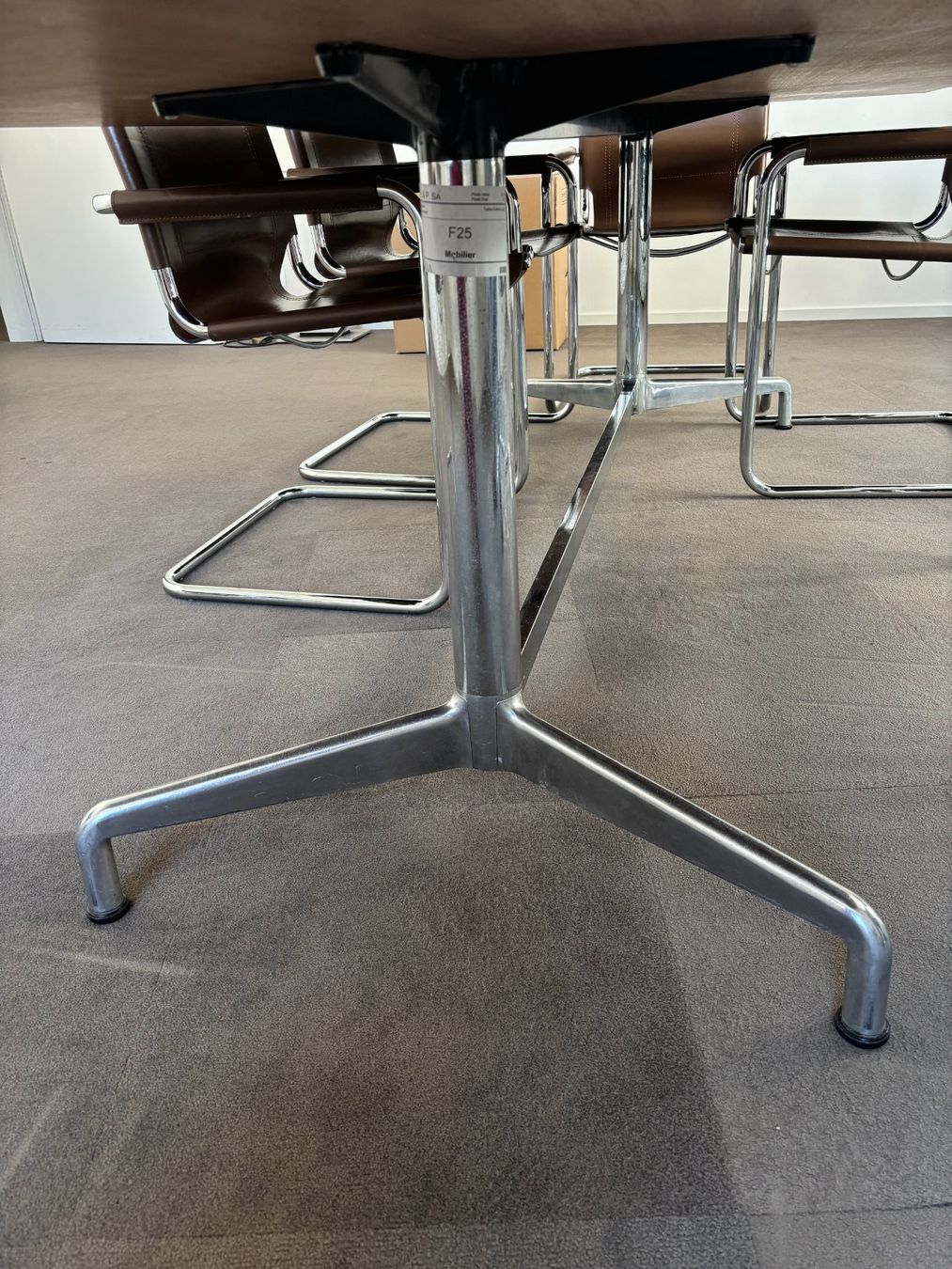 Eames Tische: Table Eames en noyer foncé grande dimension – Gebraucht aus Lausanne von hen_r8fv 1