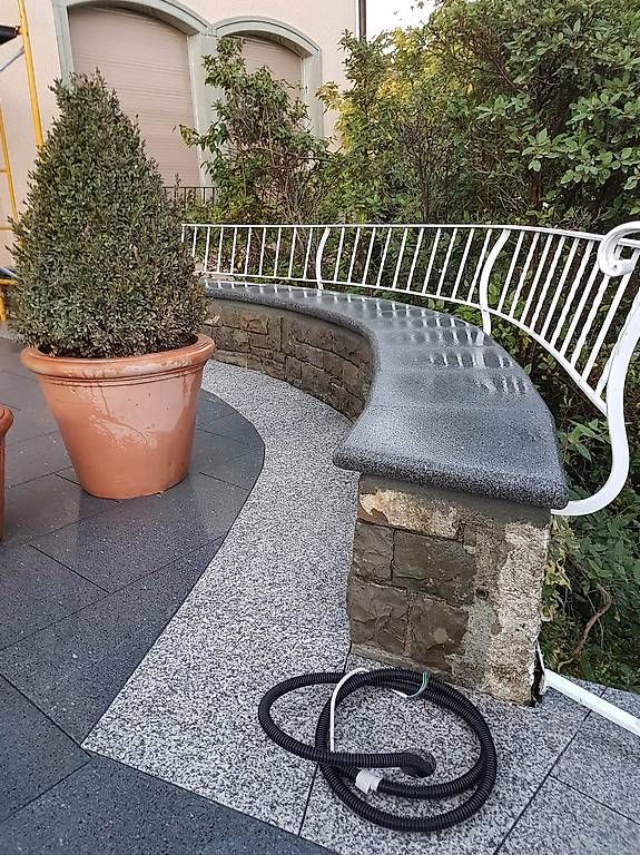 Rivestimenti per pavimenti: Je vends dalles en granit gris foncé – Usato da Corsier-sur-Vevey venduto da hel_lvr5 3
