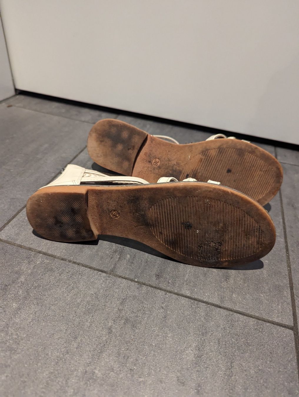 Scarpe per ragazze: Sommer Sandalen mit Federn, Grösse 36 – Usato da Himmelried venduto da Paura 1
