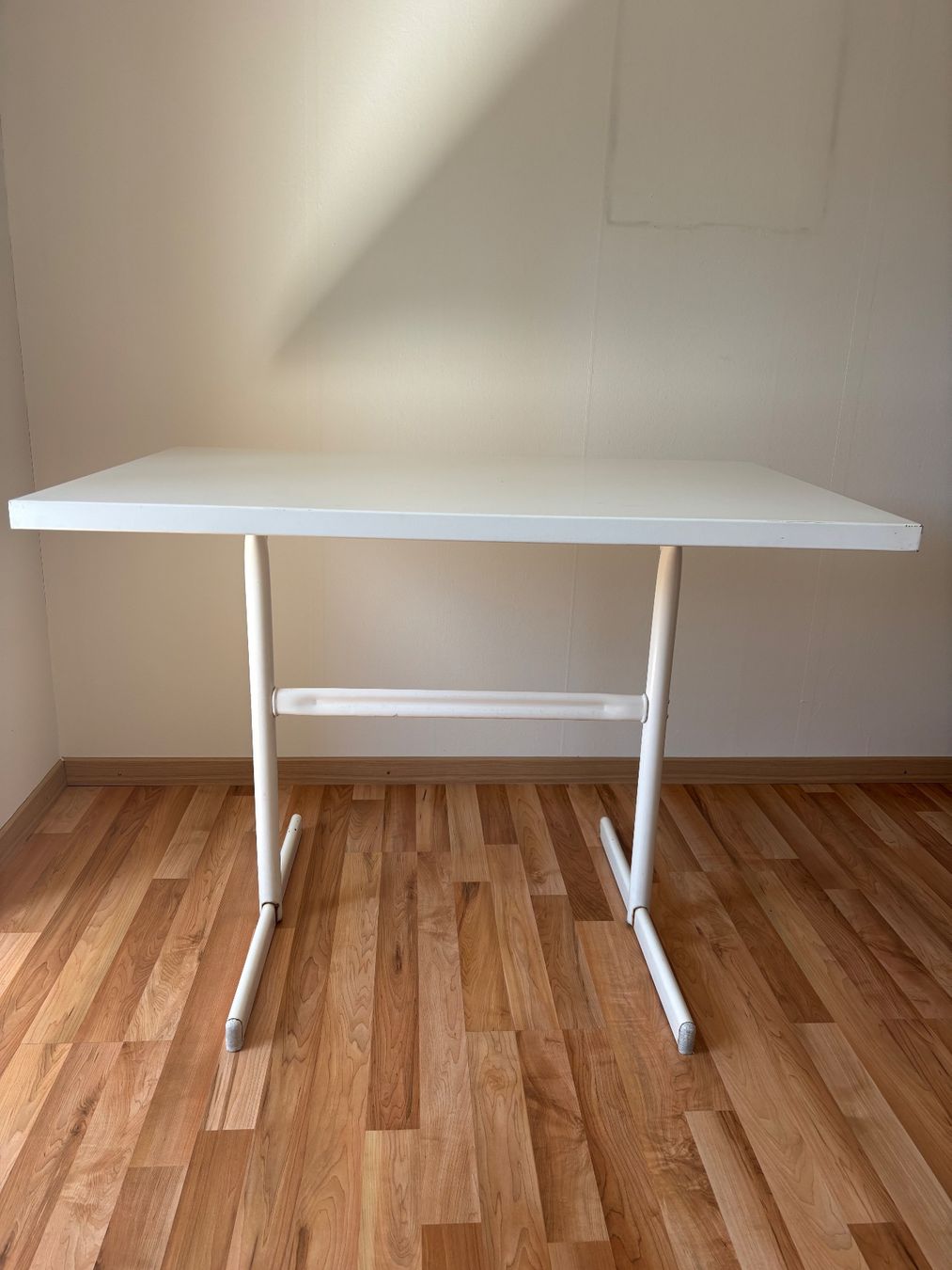 Pfister Tables: Gartentisch weiss Metall – D'occasion à Steinach par jas_r5q9