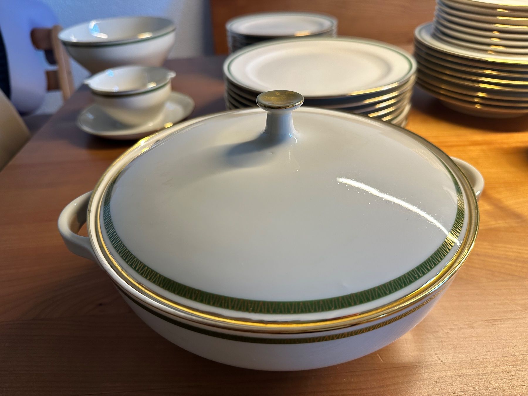 Geschirrsets: Geschirrset - 58-teilig - mit Goldrand – Gebraucht aus Bülach von Jubet 8