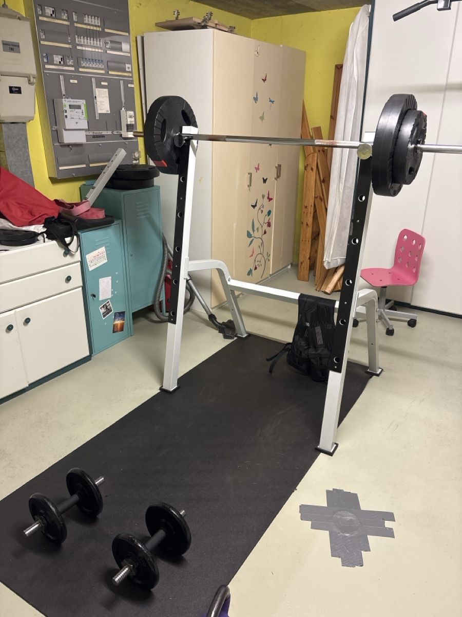 Hometrainer: Hantelbank mit Kurz- & Langhanteln – Gebraucht aus Holziken von US3R 1