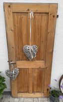 Antike Holztür mit Dekoherzen