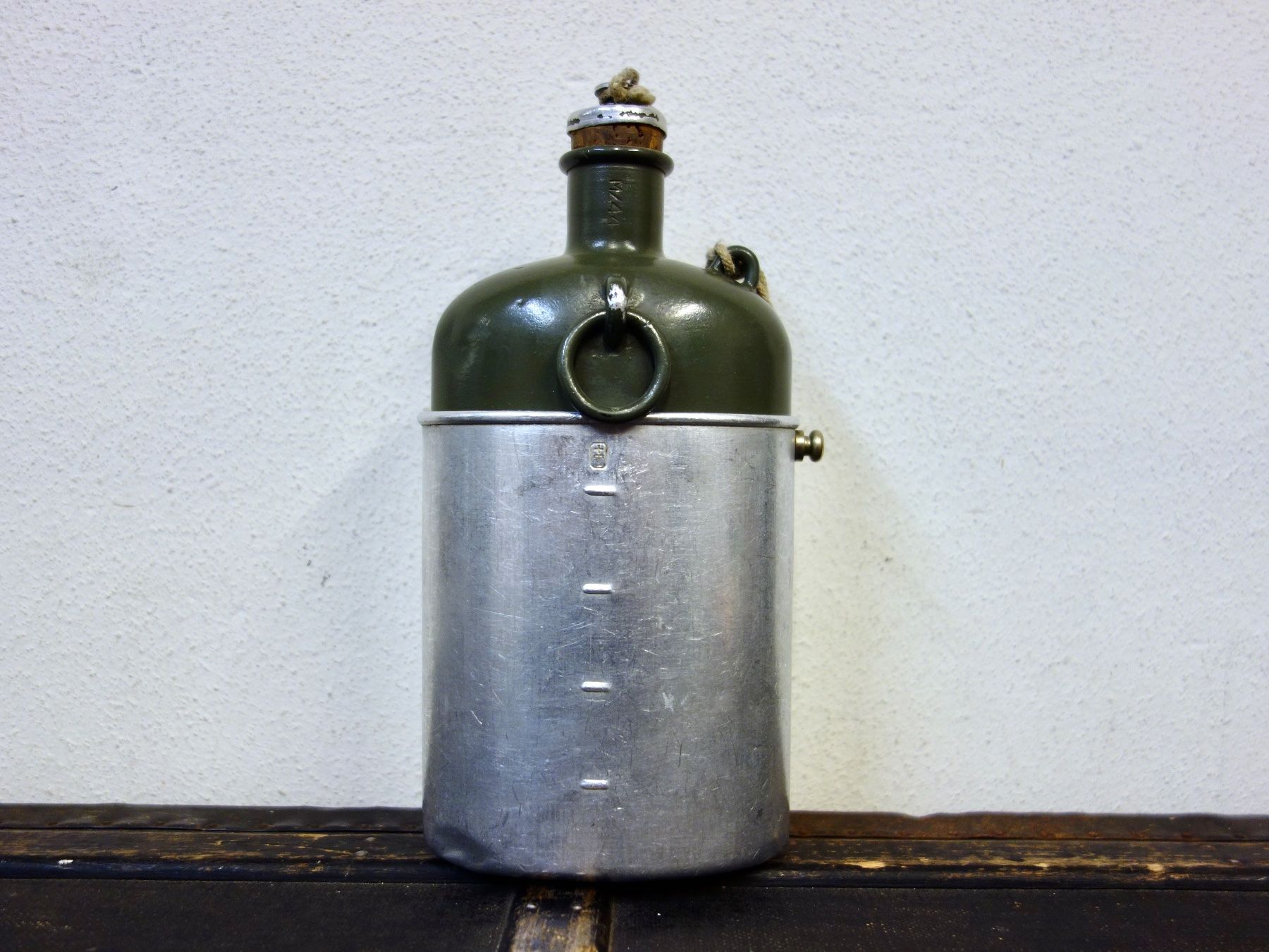 Schweizer Armee Attrezzatura & Pezzi di ricambio: Feldflasche mit Becher Schweizer Armee 1944 – Usato da Kerzers venduto da bottlesandboxes