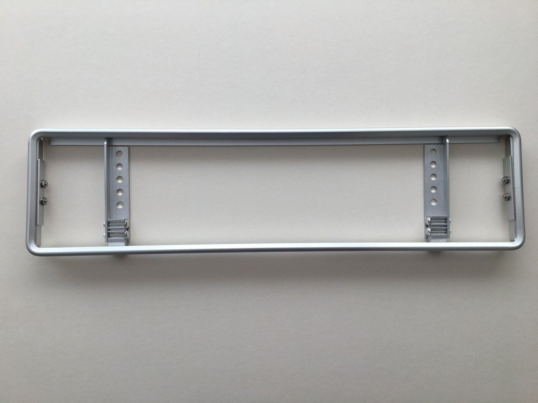 Supporti a parete: NUMMERNSCHILDHALTER 44X11 (ALTES FORMAT) – Nuovo e nell'imballaggio originale da Chur venduto da Bart88