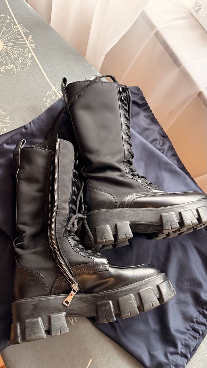 Prada Scarpe da donna: PRADA Black Leather Boots Size 37. Great Condition! – Usato da Zürich venduto da ele_5wrd 3