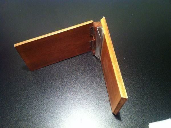 Supporti a parete: alter Papierblockhalter aus Holz – Usato da Einsiedeln venduto da Brocki59 1