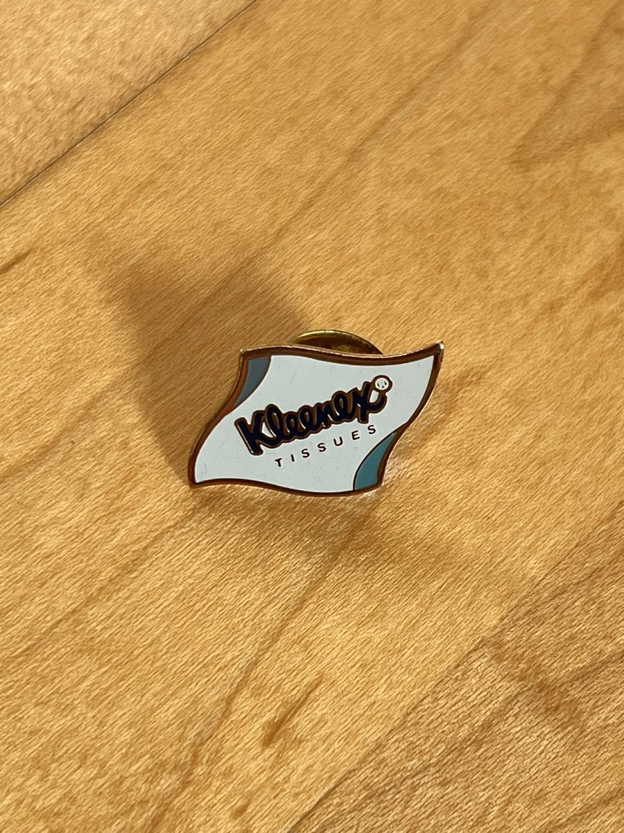 Plaquettes & Badges: Kleenex Tissues PIN – D'occasion à Ottenbach par siiinnaa_77