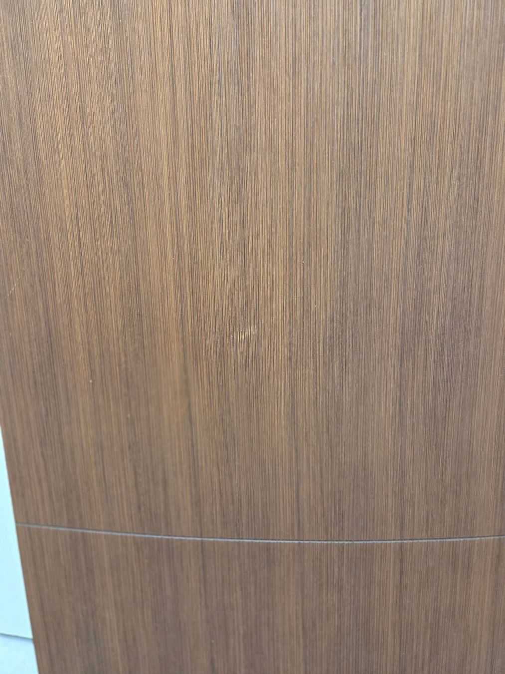 Étagères: Wall cabinet white with walnut effect door – D'occasion à Gockhausen par Alv_cer 1