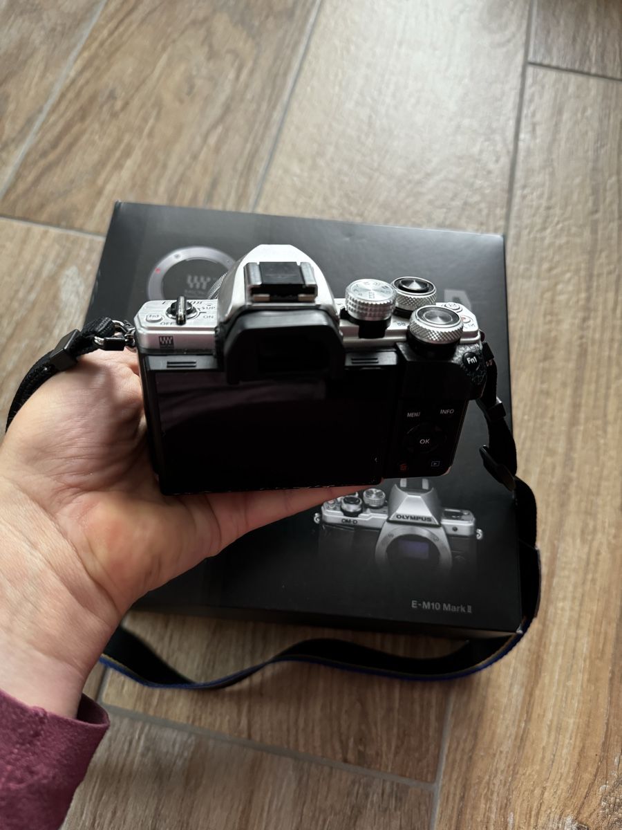 Olympus Fotocamera: Olympus OM-D E-M10 Mark II - Camera with Lens & Extras! – Usato da Unterägeri venduto da mel_mm9s 2