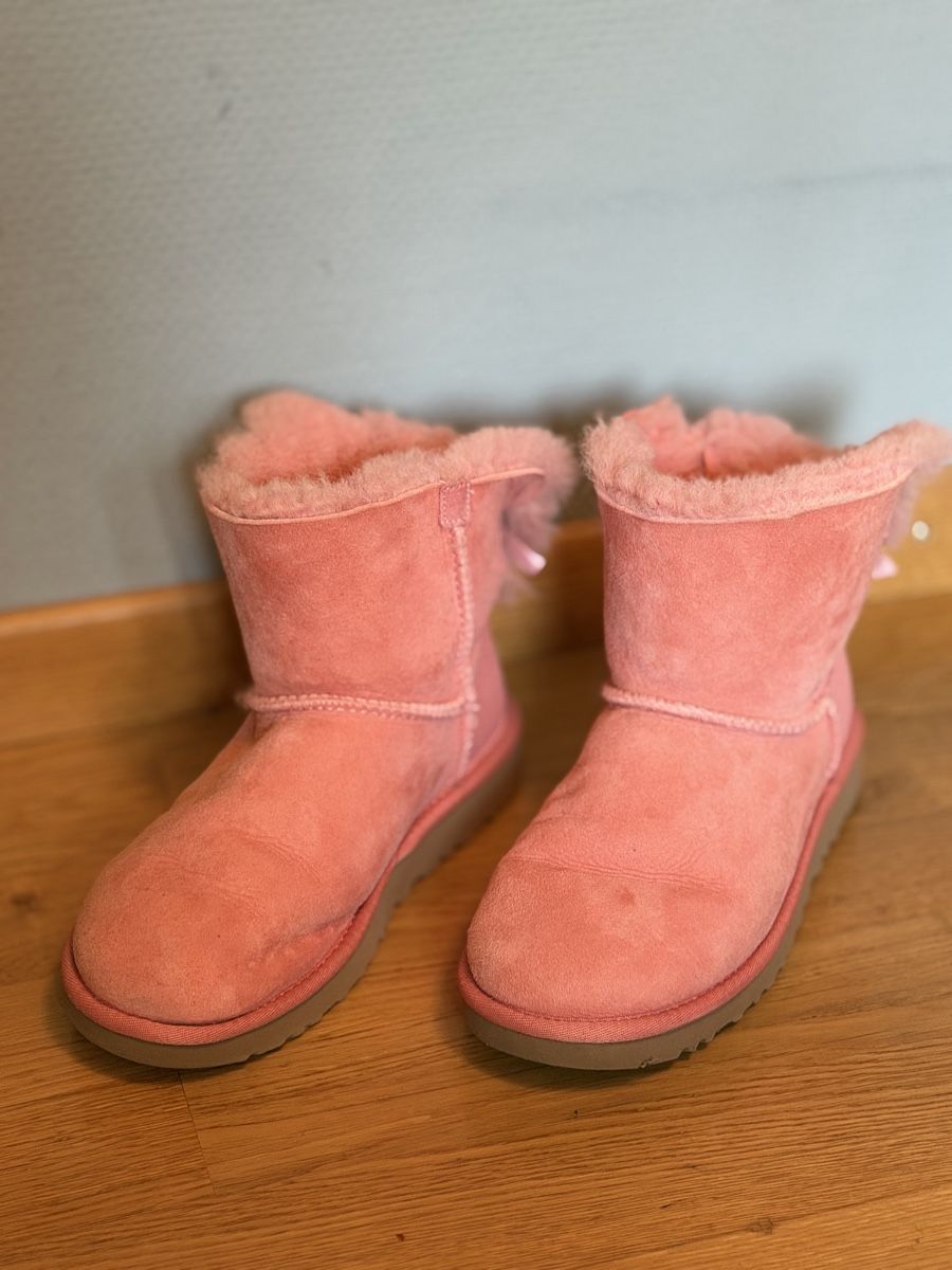 Ugg Scarpe da donna: UGG Boots mit Schleife, Grösse 37 – Nuovo (secondo la descrizione) da Winterthur venduto da m.ro. 7
