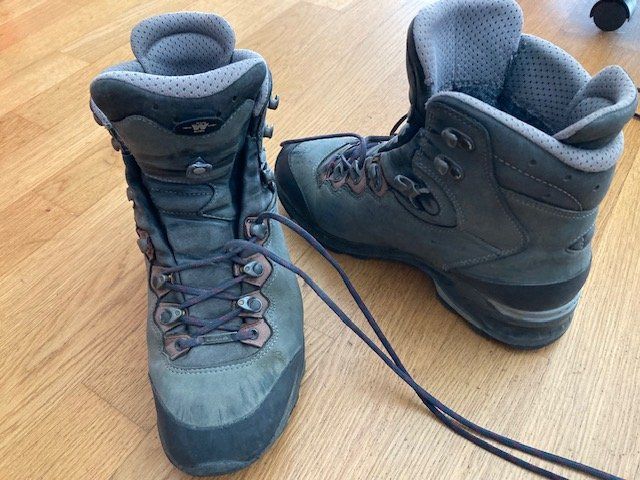 Lowa Scarpe da donna: Wanderschuhe LOWA 40 – Usato da St. Gallen venduto da Geoka