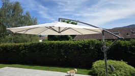 Sonnenschirm für Garten/Balkon, hellbeige, guter Zustand.