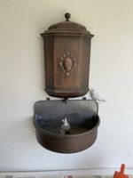 Antike Wandwasserkasten aus Kupfer mit Vogel-Deko - Unikat!