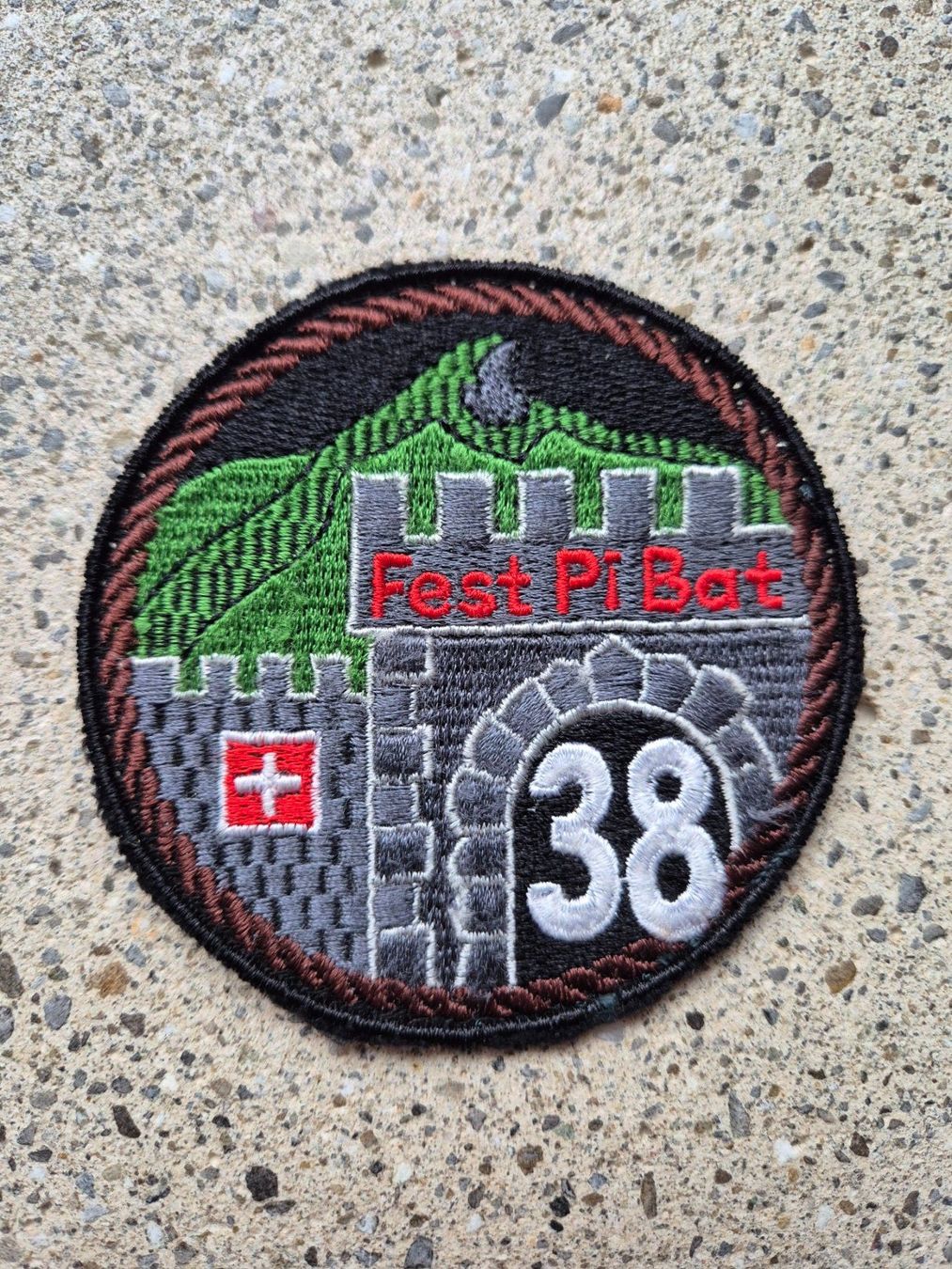 Schweizer Armee Placchette & Badge: *** Badge Armee 95 Fest Pi Bat 38 *** – Nuovo e nell'imballaggio originale da Riedholz venduto da fr_sIruP