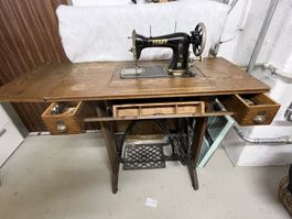 Macchina da cucire Pfaff 31 antica, con mobiletto