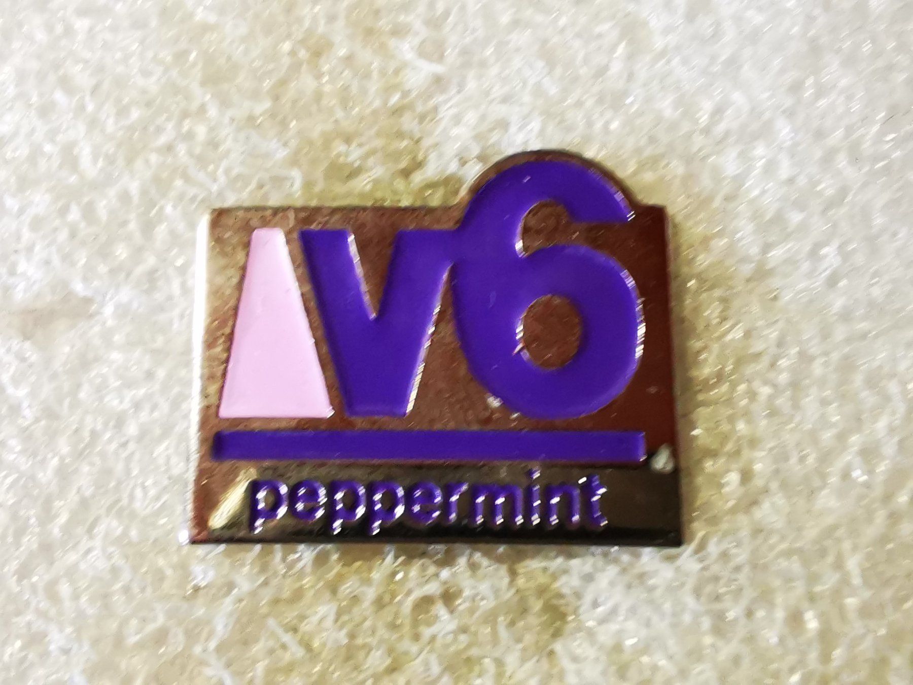 Plaketten & Abzeichen: Ansteckpin 197: V6 – Gebraucht aus Oppligen von Pin-Fall-Shop
