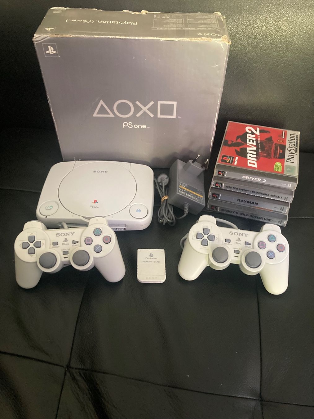 Sony Console: Playstation PS One Konsole +4 Spielen 2 Controller +Memory – Usato da Bern venduto da TotheMoonnn