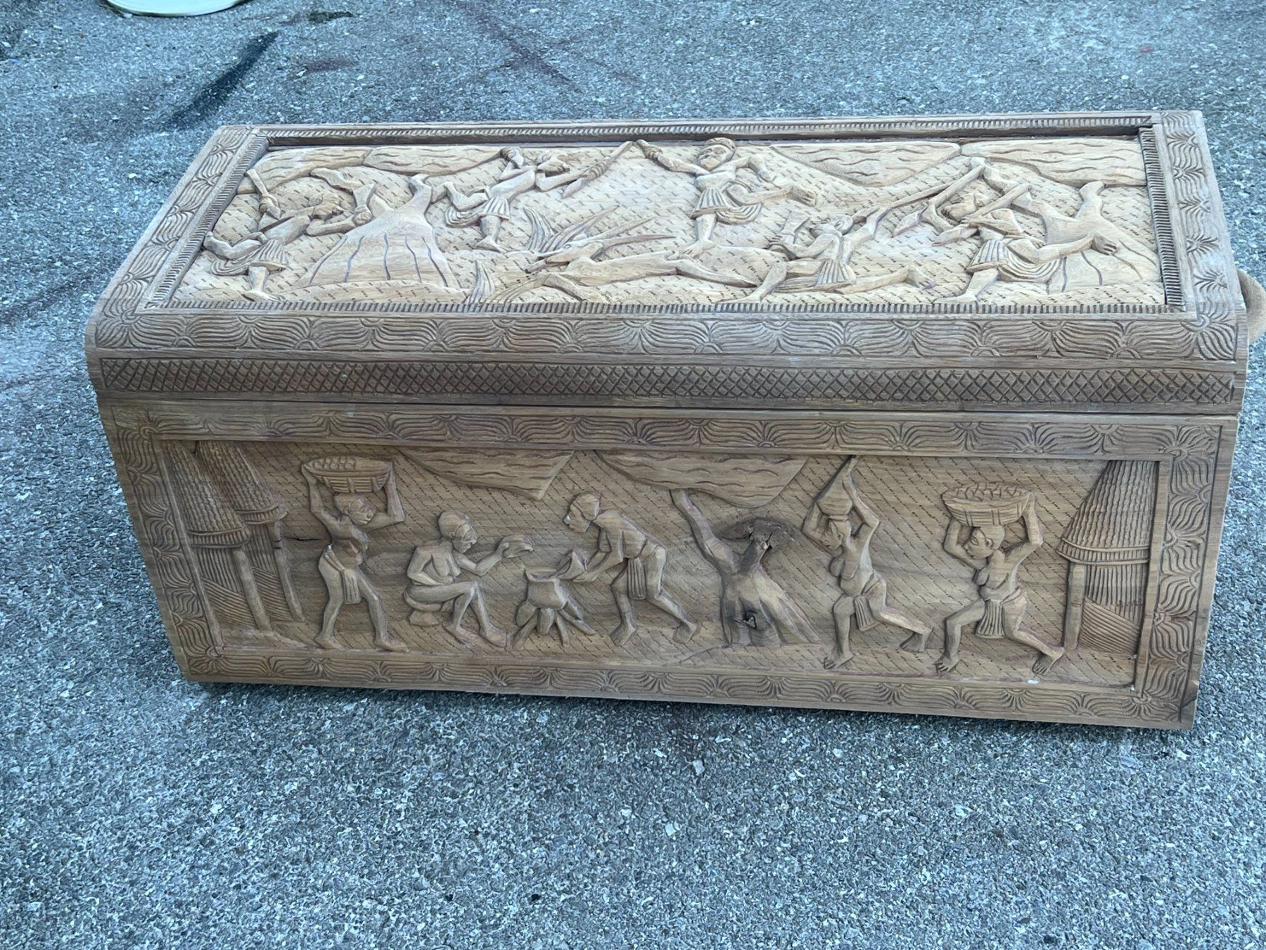 Cassapanche: ART 1087-J Bahut sculptée sablé – Usato da Pont-La-Ville venduto da BCMGLEAL
