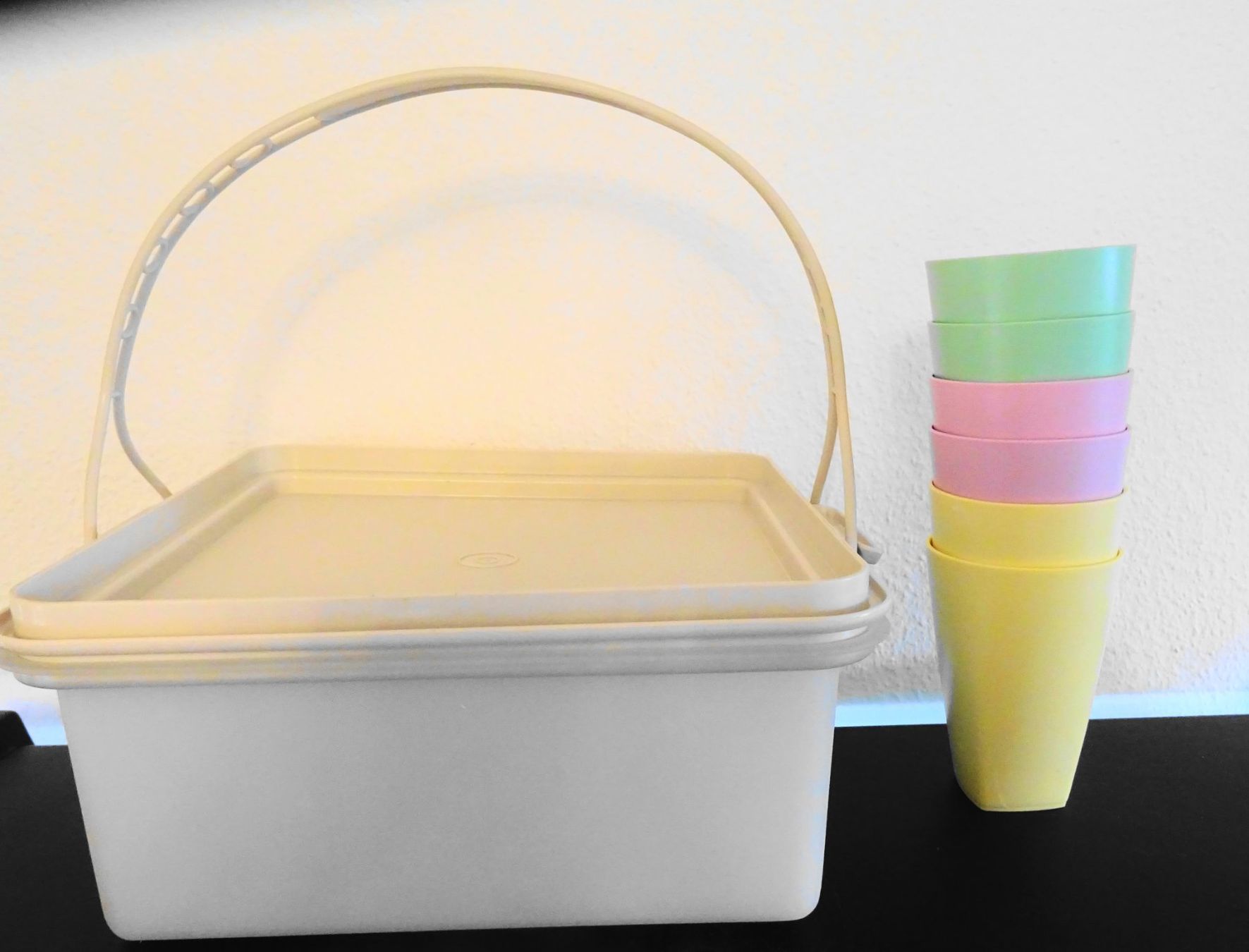 Tupperware Contenitori & Simili: Tupperware Picknick Set, Behälter und 6 Becher – Usato da Zürich venduto da Connie8 1
