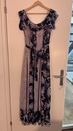 Sommerliches Blumen-Maxikleid mit Rüschen, Gr. Von M