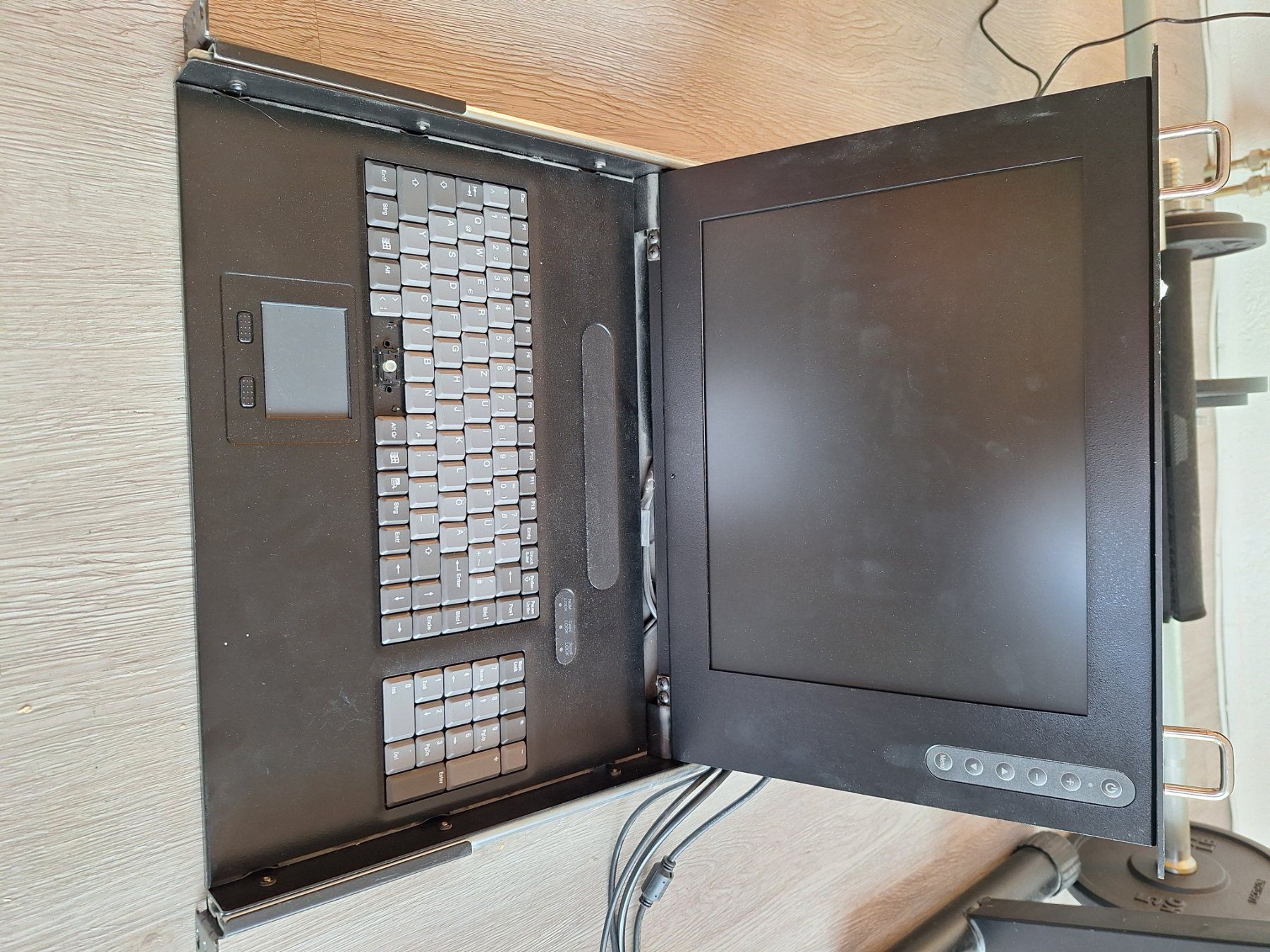 Server: Console KVM 8 port avec clavier et ecran 1U – Gebraucht aus Ferpicloz von bap_5dbb 1