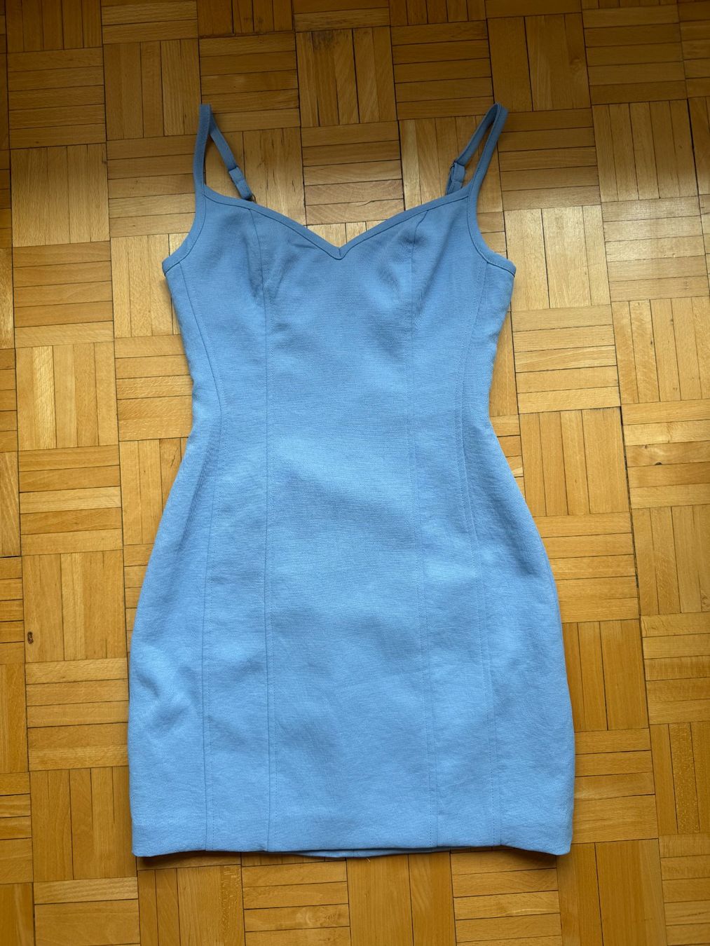Kookai Kleider: Robe courte Kookai bleu clair ajustée et élégante – Gebraucht aus Aubonne von lou_g9cd 4