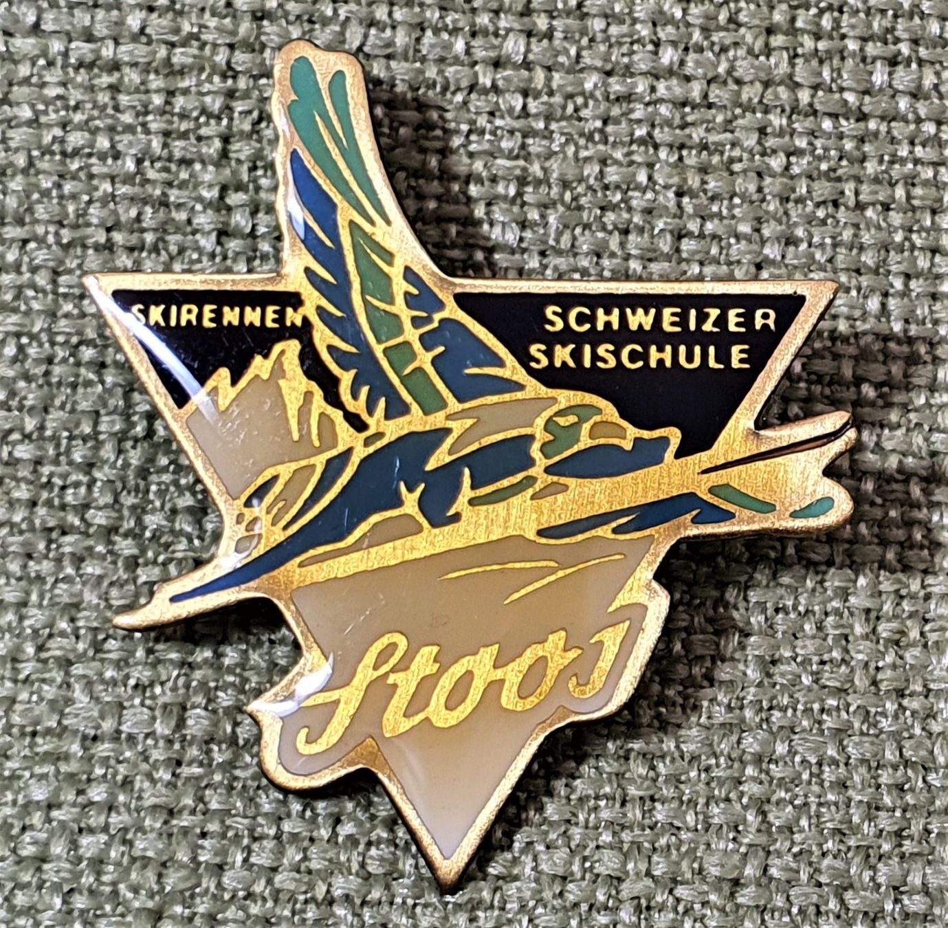 Broschen & Nadeln: X4 - Brosche Ski Rennen Schweizer Skischule Stoos Schwyz – Gebraucht aus Reinach BL von Boston-Verkauf