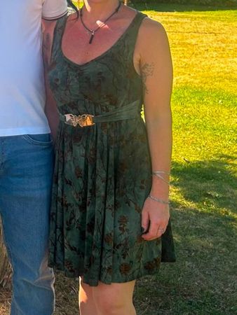 Kleid Olivegrün mit braunen Rosen