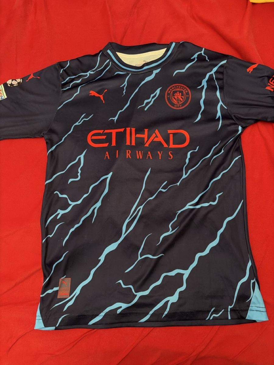 Leibchen & Hosen: Fussballtrikot  – Gebraucht aus Gommiswald von aar_zr2b