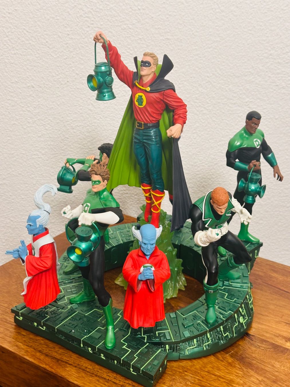 Statuette: DC Direct: Green Lantern Legacies Multi-Part Statue -3 Teile – Usato da Rotkreuz venduto da Mr.TeaLeaf