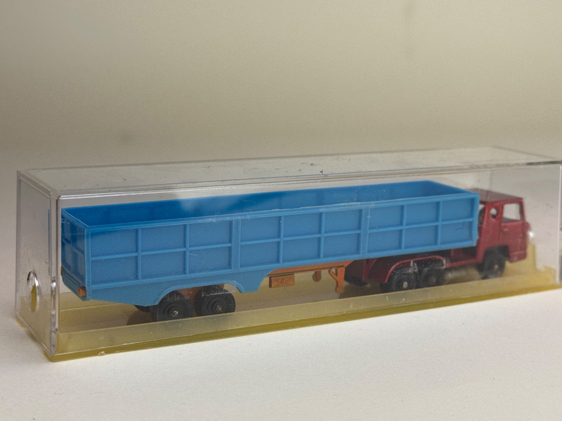 Majorette Modellini d'auto: CH- Majorette Hoch Pritsche Sattelzug rot/blau – Usato da Elm venduto da Wikmtz 1