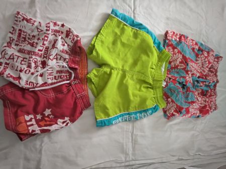 Assortiment d’habits pour enfants