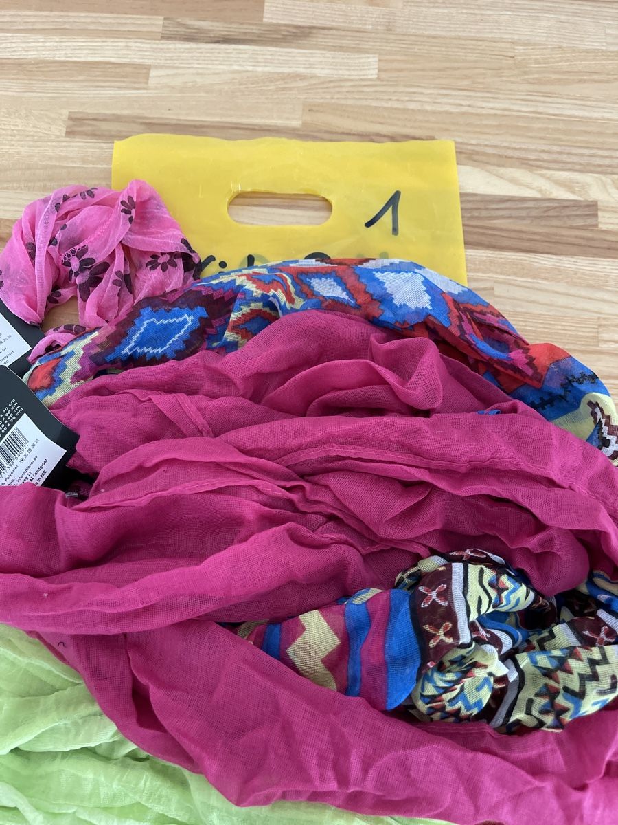 Foulard & Sciarpe: Schäle diverse Farben und Grössen 4Stück – Nuovo e nell'imballaggio originale da Wettingen venduto da stern910 1