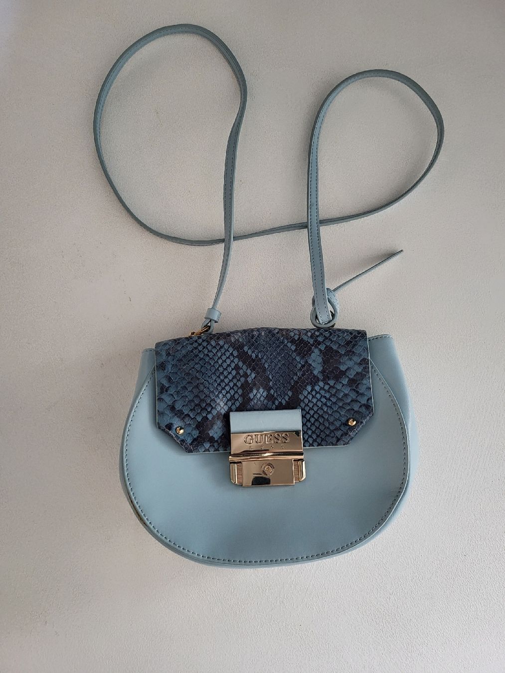 Guess Borse da donna: Guess Tasche, hellblau, Schlangenmuster  – Usato da Basel venduto da Ywana 1