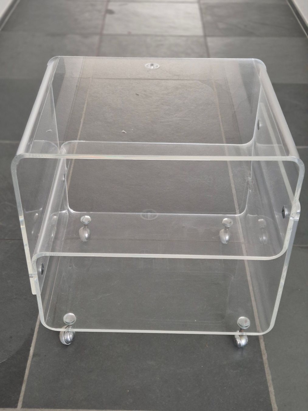 Banconi: Acrylglas Rollcontainer, Nachttisch, Beistelltisch – Usato da Unterkulm venduto da Pato1b