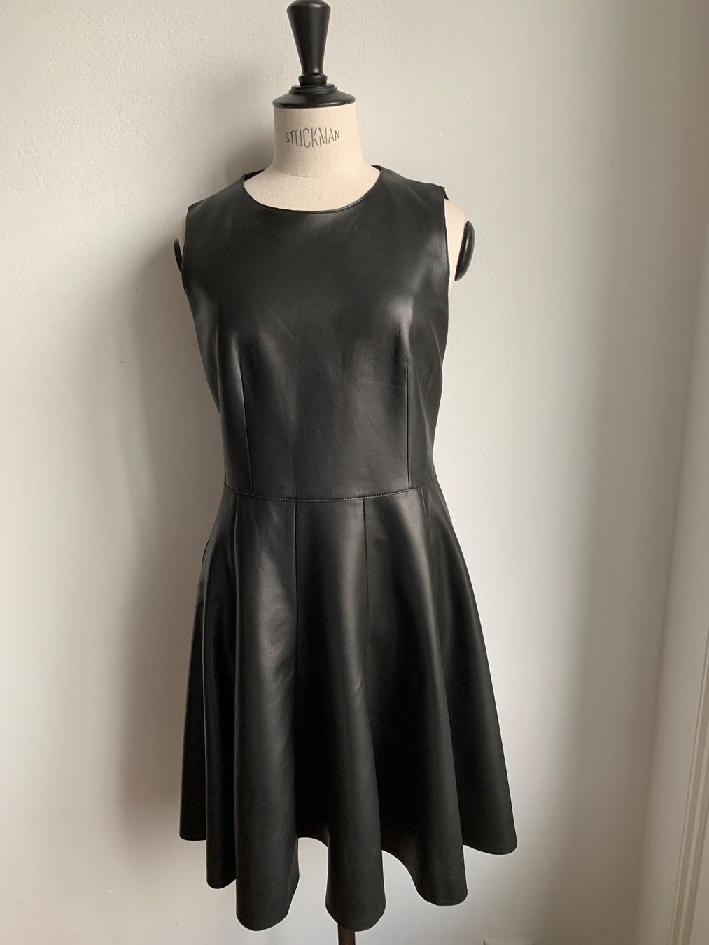 Akris Vestiti: AKRIS: Herrlich swingendes, schwarzes Lederkleid, Gr. 36 – Usato da Luzern venduto da designluzern 1