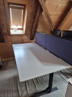 Schreibtisch höhenverstellbar mit Doppelmonitorhalterung
