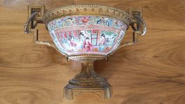 Chinesische Porzellanschale mit Metallmontierung & Sockel