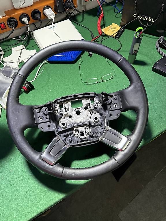 Tutti pezzi di ricambio auto: Lenkrad Range Rover Vogue – Usato da Herrliberg venduto da Sfinx945