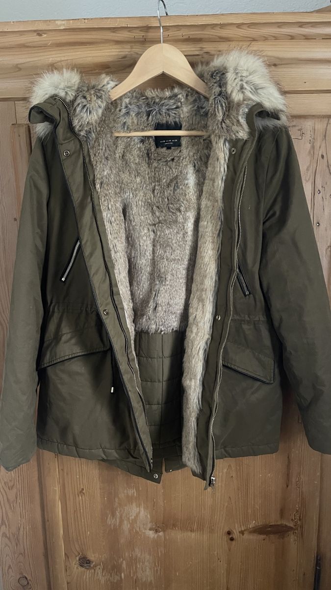 Zara Giacche: Zara Parka olivgrün mit Kunstfellfutter – Usato da Brüttisellen venduto da SonjaP0102 3